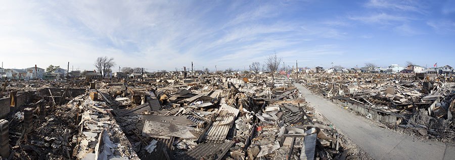 纽约- 11月12日:10月29日，飓风“桑迪”(Hurricane Sandy)在福洛克威地区的Breezy Point淹没社区烧毁了大约100栋房屋。2012年在纽约;纽约